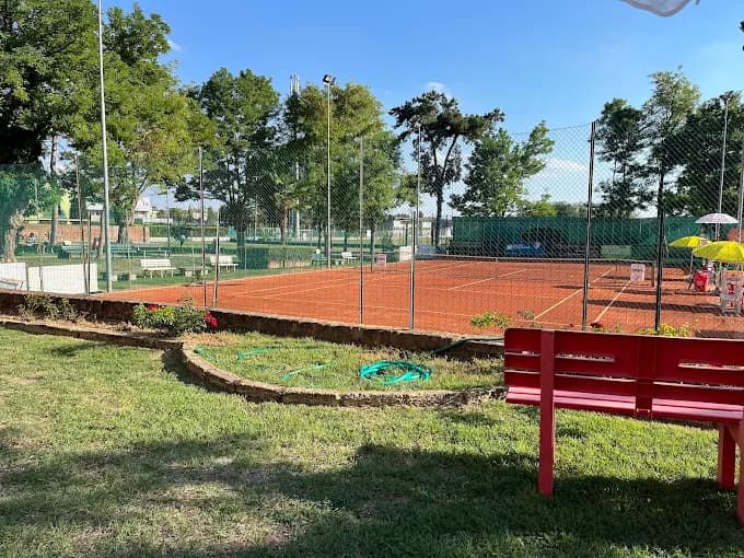 Campo da tennis in terra rossa del circolo